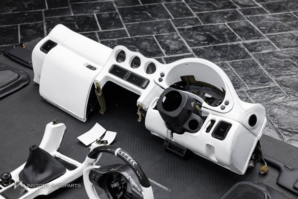 UPGRADE INTERIOR MISUBISHI 3000GT เปลี่ยนสีภายในให้ดูสดใหม่ยิ่งขึ้นทูโทนขาว-ดำ