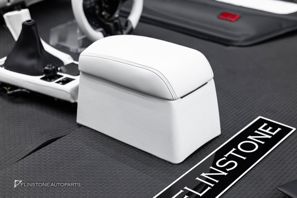 UPGRADE INTERIOR MISUBISHI 3000GT เปลี่ยนสีภายในให้ดูสดใหม่ยิ่งขึ้นทูโทนขาว-ดำ
