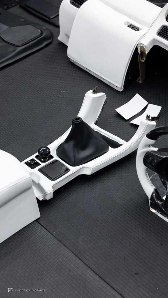 UPGRADE INTERIOR MISUBISHI 3000GT เปลี่ยนสีภายในให้ดูสดใหม่ยิ่งขึ้นทูโทนขาว-ดำ