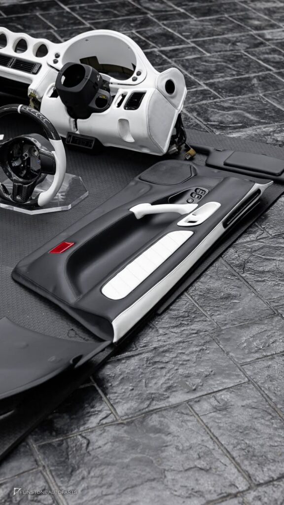 UPGRADE INTERIOR MISUBISHI 3000GT เปลี่ยนสีภายในให้ดูสดใหม่ยิ่งขึ้นทูโทนขาว-ดำ