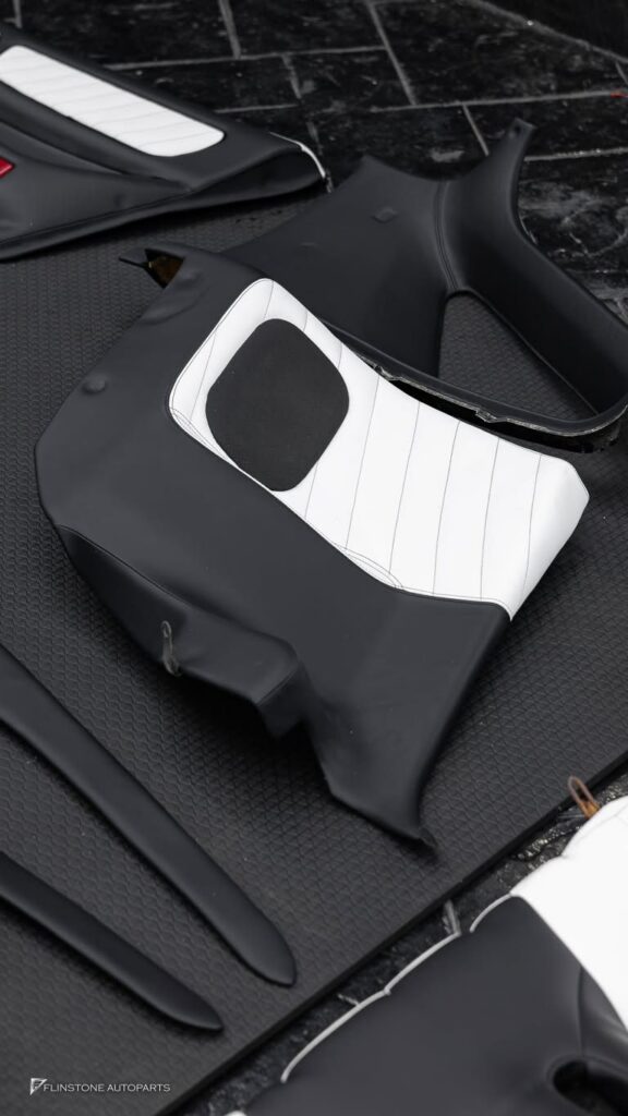 UPGRADE INTERIOR MISUBISHI 3000GT เปลี่ยนสีภายในให้ดูสดใหม่ยิ่งขึ้นทูโทนขาว-ดำ
