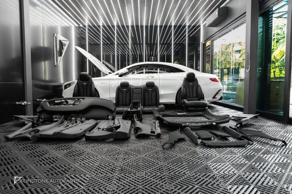 UPGRADE INTERIOR คืนความสดใหม่: หุ้มใหม่ด้วย หนังแท้สีดำ ตัดด้วย ด้ายสีแดง สปอร์ต