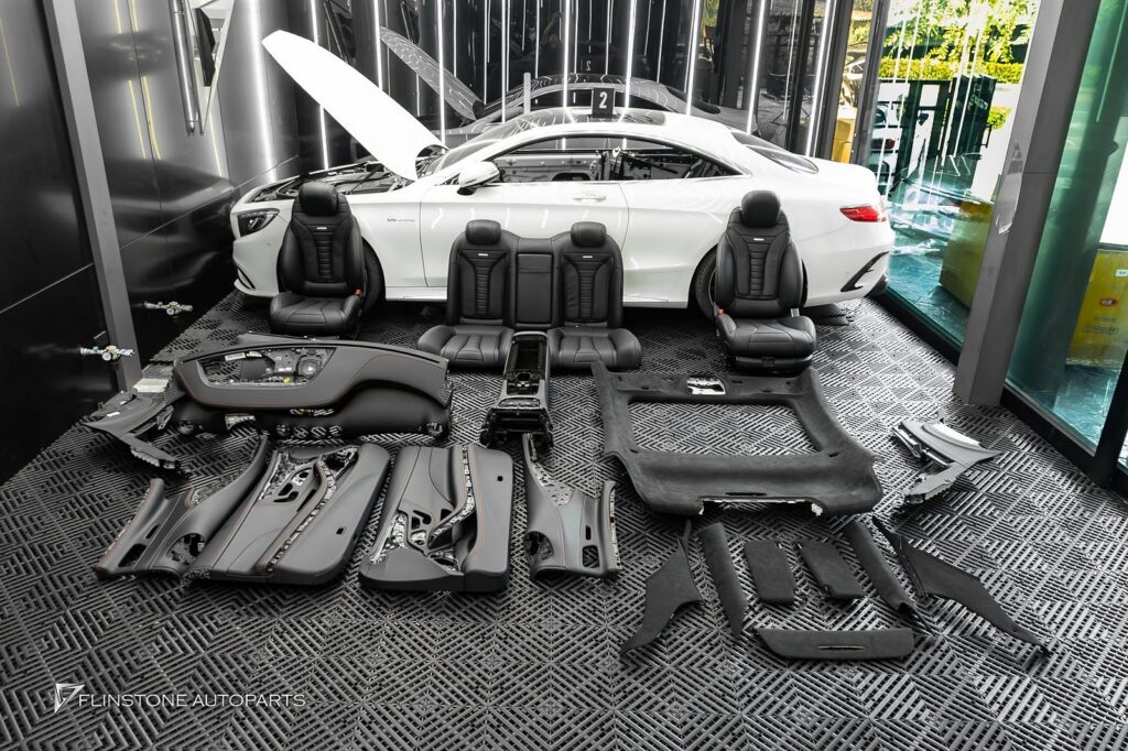 UPGRADE INTERIOR คืนความสดใหม่: หุ้มใหม่ด้วย หนังแท้สีดำ ตัดด้วย ด้ายสีแดง สปอร์ต