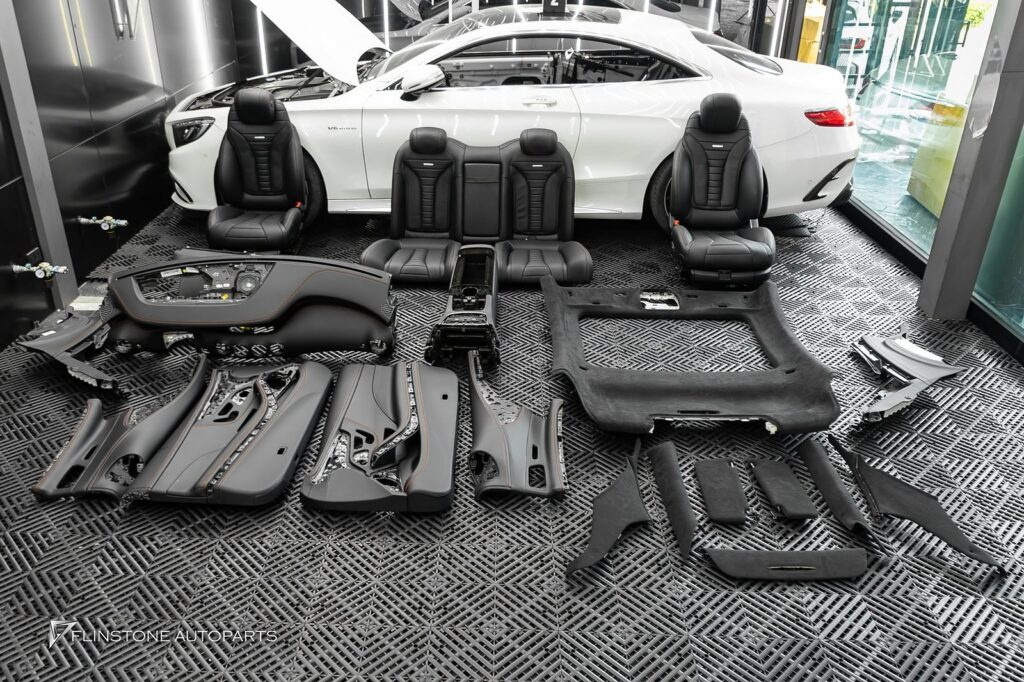 UPGRADE INTERIOR คืนความสดใหม่: หุ้มใหม่ด้วย หนังแท้สีดำ ตัดด้วย ด้ายสีแดง สปอร์ต