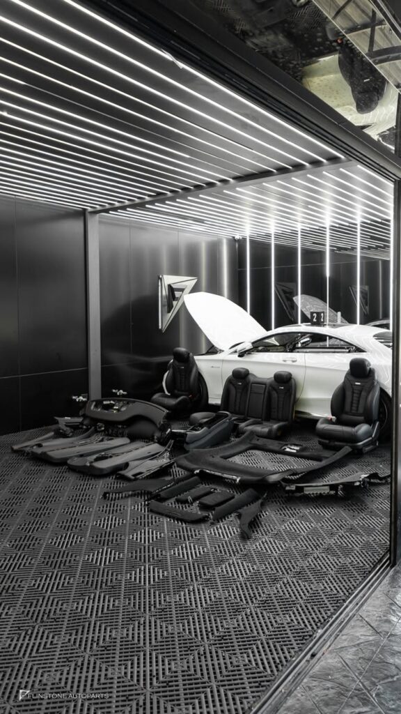 UPGRADE INTERIOR คืนความสดใหม่: หุ้มใหม่ด้วย หนังแท้สีดำ ตัดด้วย ด้ายสีแดง สปอร์ต