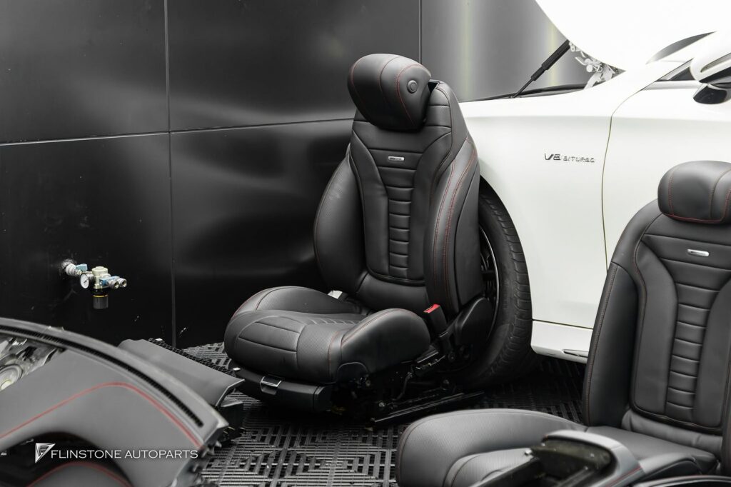 UPGRADE INTERIOR คืนความสดใหม่: หุ้มใหม่ด้วย หนังแท้สีดำ ตัดด้วย ด้ายสีแดง สปอร์ต