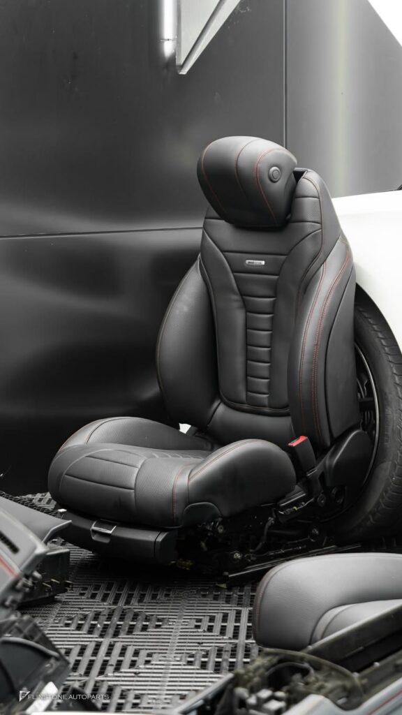 UPGRADE INTERIOR คืนความสดใหม่: หุ้มใหม่ด้วย หนังแท้สีดำ ตัดด้วย ด้ายสีแดง สปอร์ต