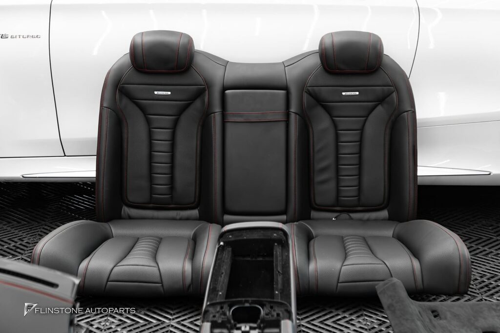 UPGRADE INTERIOR คืนความสดใหม่: หุ้มใหม่ด้วย หนังแท้สีดำ ตัดด้วย ด้ายสีแดง สปอร์ต