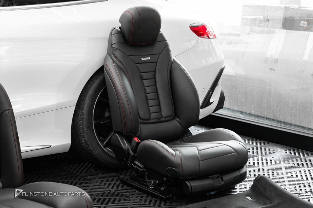 UPGRADE INTERIOR คืนความสดใหม่: หุ้มใหม่ด้วย หนังแท้สีดำ ตัดด้วย ด้ายสีแดง สปอร์ต