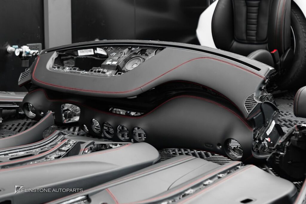 UPGRADE INTERIOR คืนความสดใหม่: หุ้มใหม่ด้วย หนังแท้สีดำ ตัดด้วย ด้ายสีแดง สปอร์ต