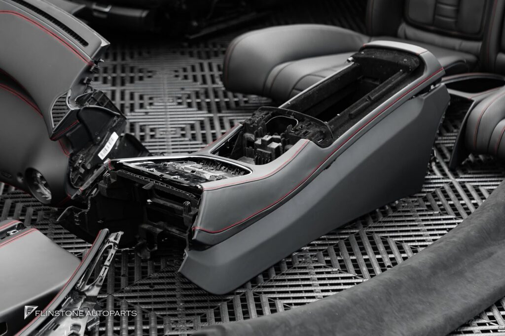 UPGRADE INTERIOR คืนความสดใหม่: หุ้มใหม่ด้วย หนังแท้สีดำ ตัดด้วย ด้ายสีแดง สปอร์ต