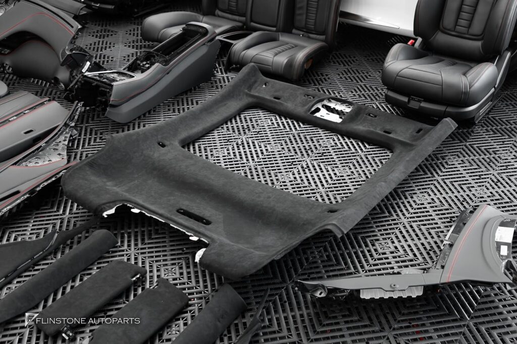 UPGRADE INTERIOR คืนความสดใหม่: หุ้มใหม่ด้วย หนังแท้สีดำ ตัดด้วย ด้ายสีแดง สปอร์ต