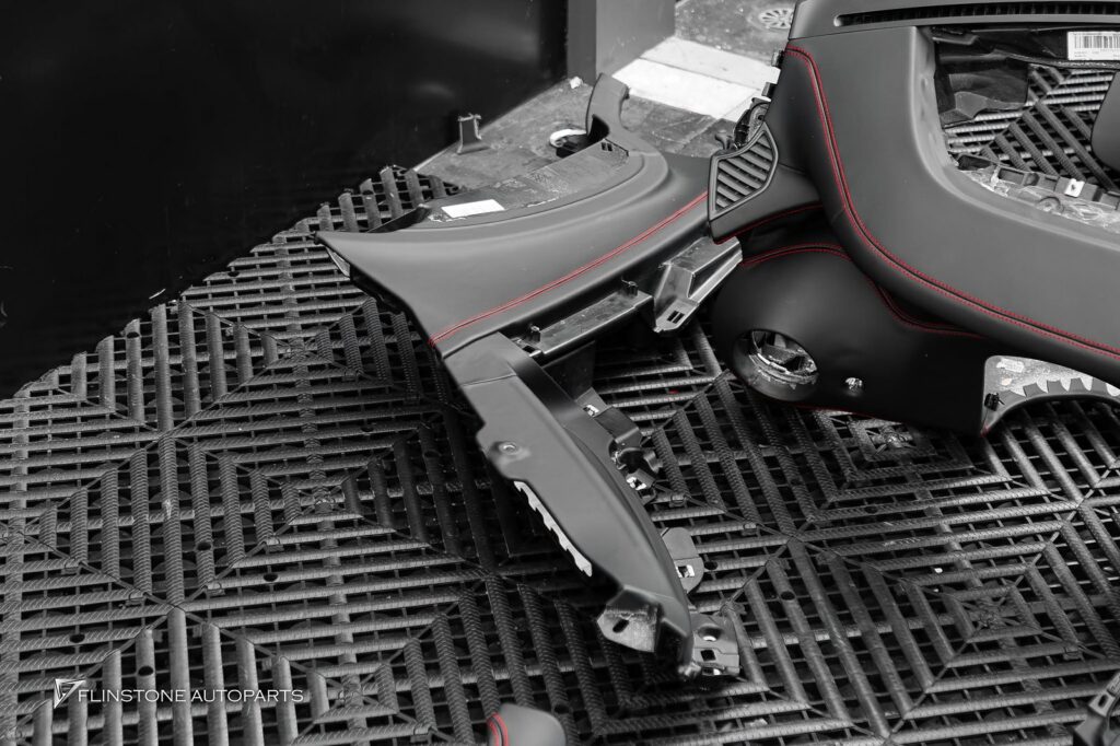 UPGRADE INTERIOR คืนความสดใหม่: หุ้มใหม่ด้วย หนังแท้สีดำ ตัดด้วย ด้ายสีแดง สปอร์ต