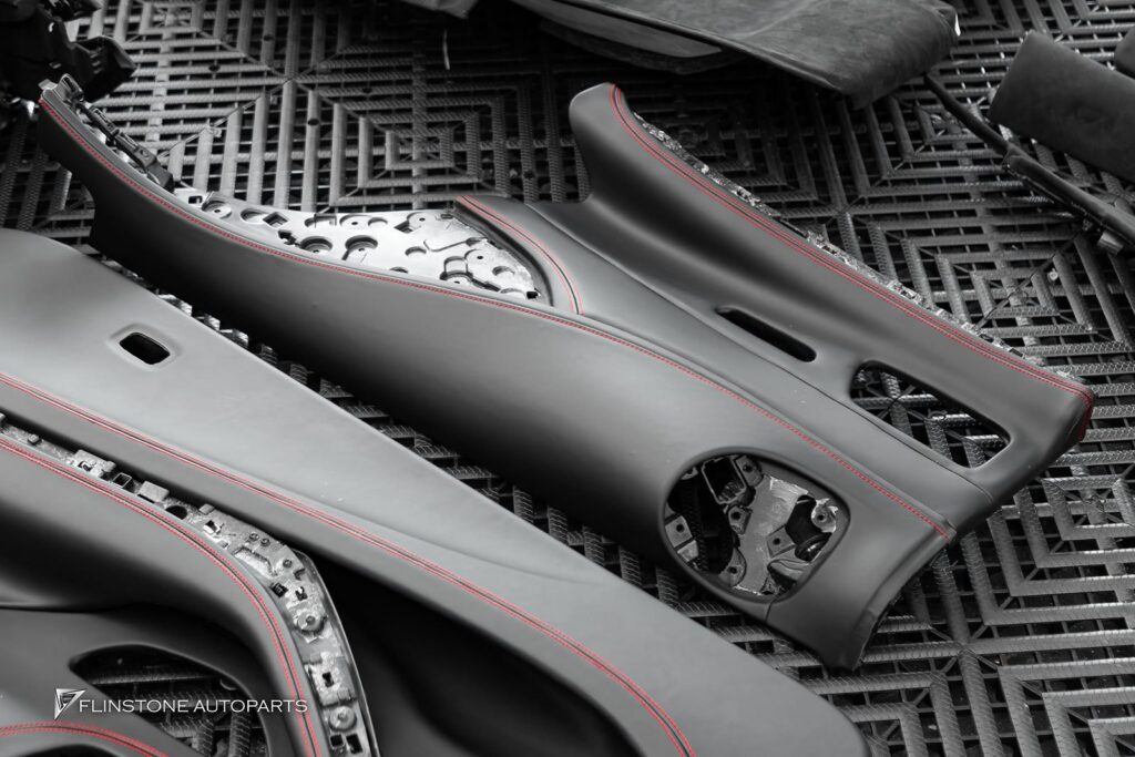 UPGRADE INTERIOR คืนความสดใหม่: หุ้มใหม่ด้วย หนังแท้สีดำ ตัดด้วย ด้ายสีแดง สปอร์ต