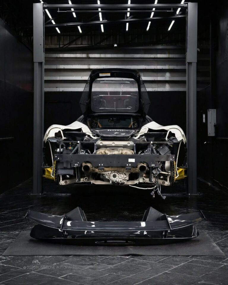 Lamborghini-Ferrari 为跃马打造更狂野的尾部 Carbon Fiber 品牌全套系统