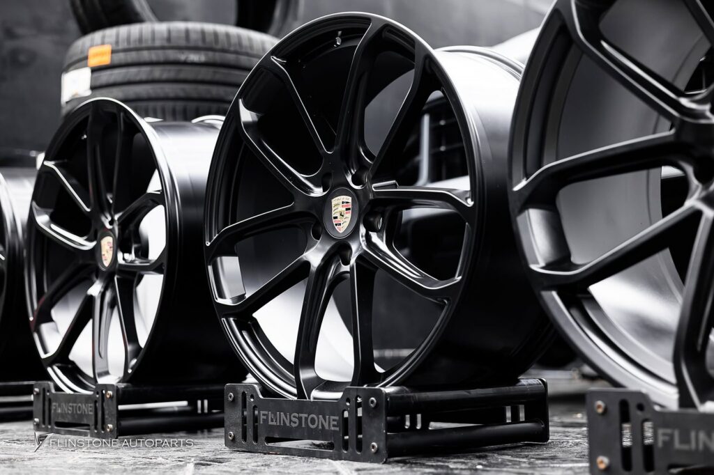 เปลี่ยนลุคเดิมๆ ให้ดูดุดันและทรงพลังยิ่งขึ้นสำหรับ PORSCHE Cayen