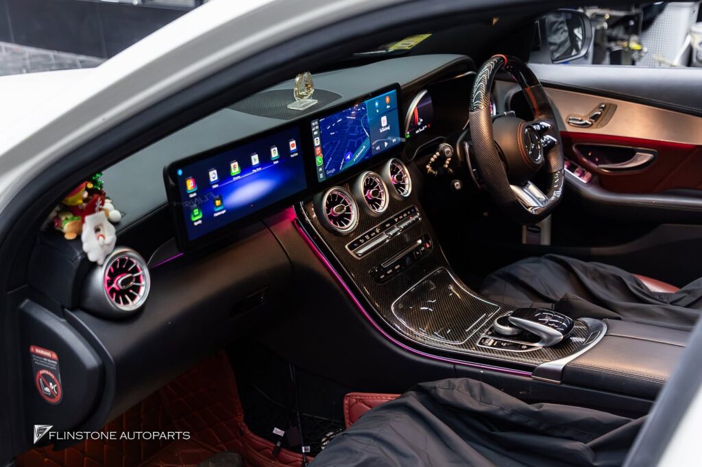 Mercedes-Benz W205 C205 C-Class 2024 ดีไซน์หรูหรา: ตัวจอถูกออกแบบมาให้เนียนไปกับคอนโซล