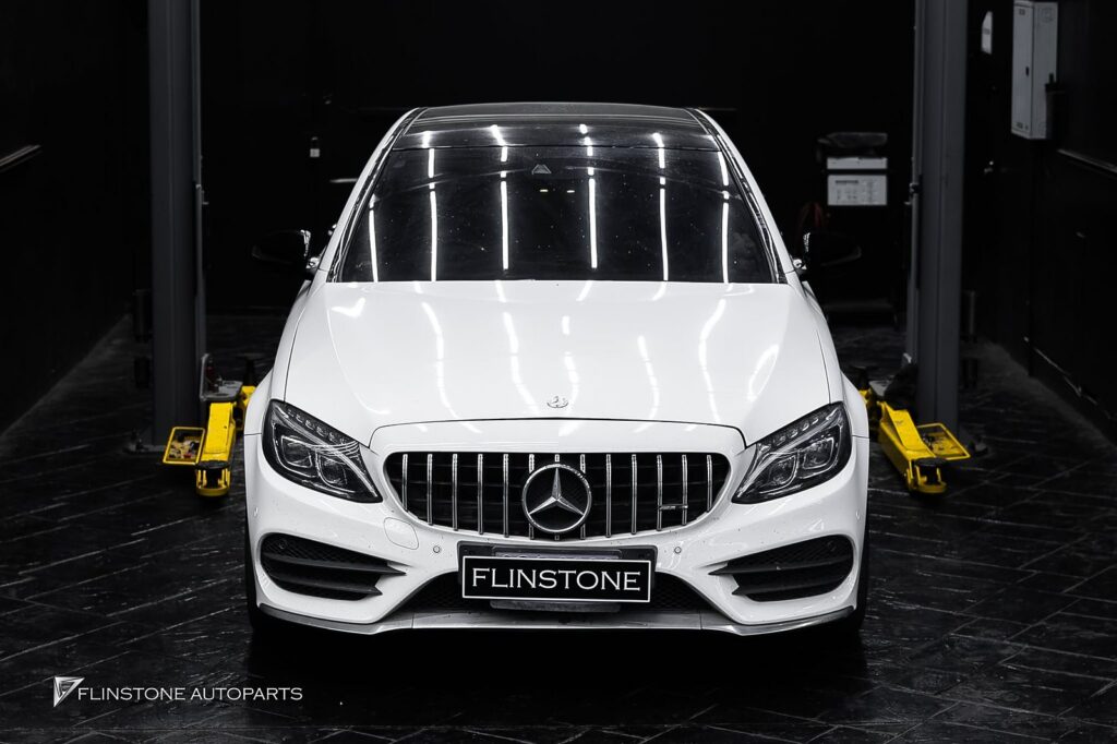 Mercedes-Benz W205 C205 C-Class 2024 luxury design: the screen blends into the console