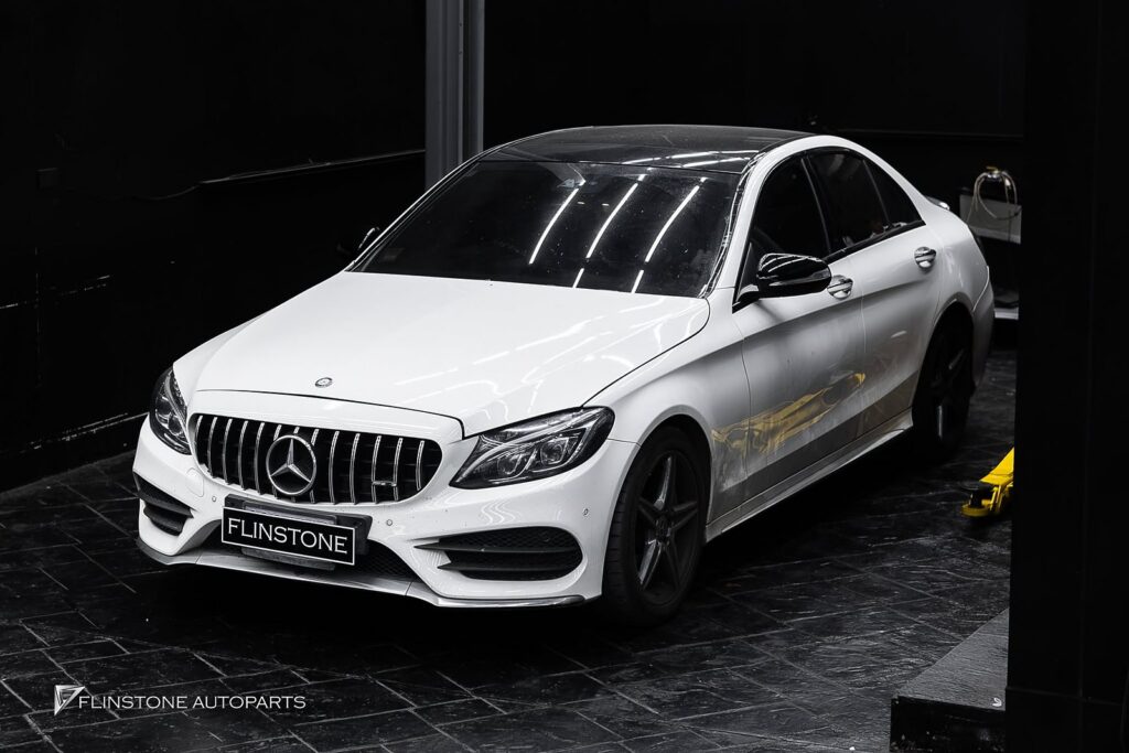 Mercedes-Benz W205 C205 C-Class 2024 luxury design: the screen blends into the console