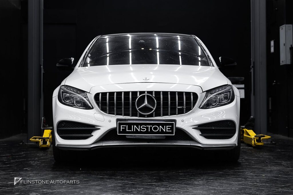 Mercedes-Benz W205 C205 C-Class 2024 luxury design: the screen blends into the console
