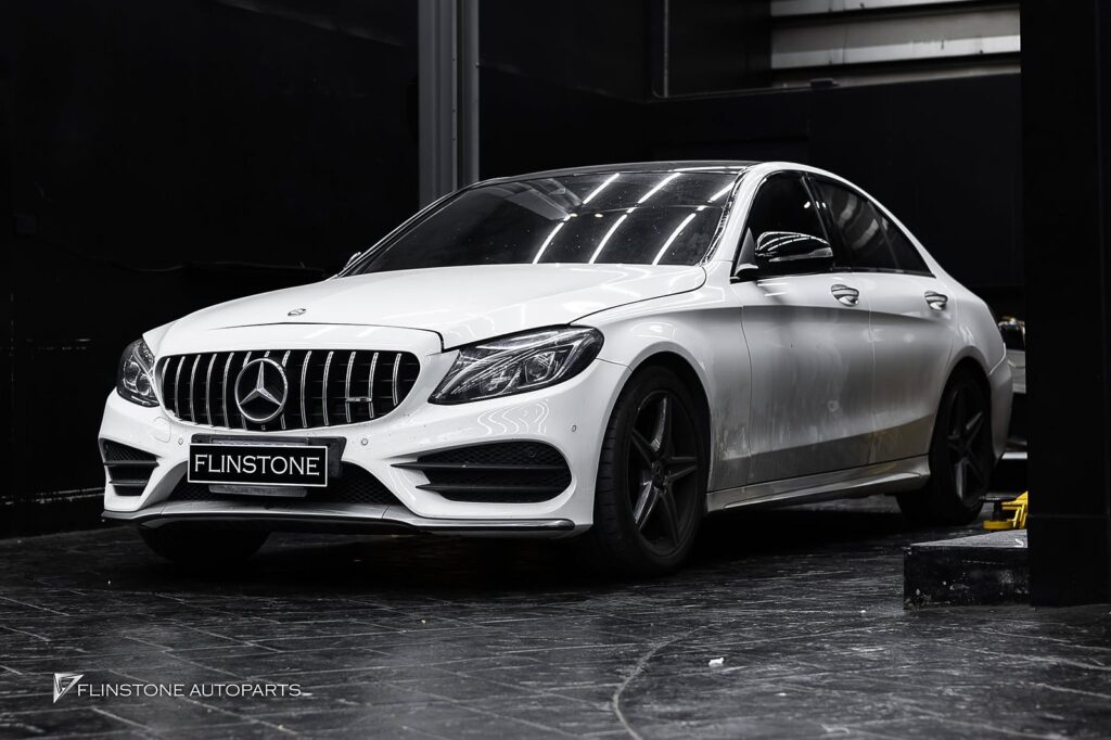 Mercedes-Benz W205 C205 C-Class 2024 luxury design: the screen blends into the console