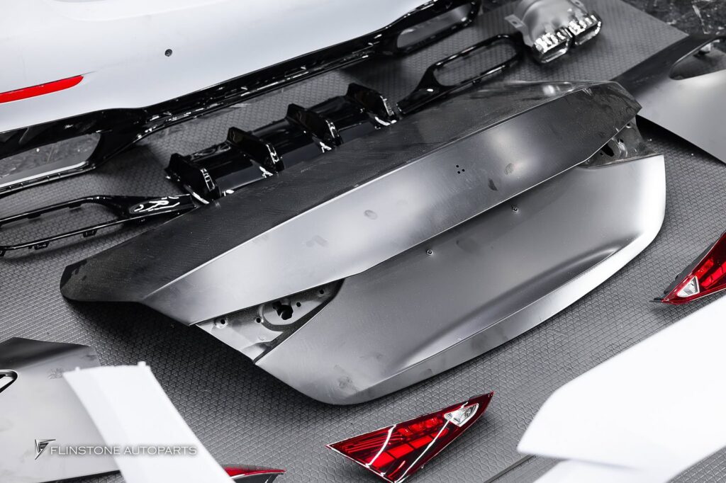 Mercedes-Benz ใครที่ขับ W205 C-Class อยู่ แล้วเริ่มรู้สึกว่าหน้าตารถเริ่มดูเดิ