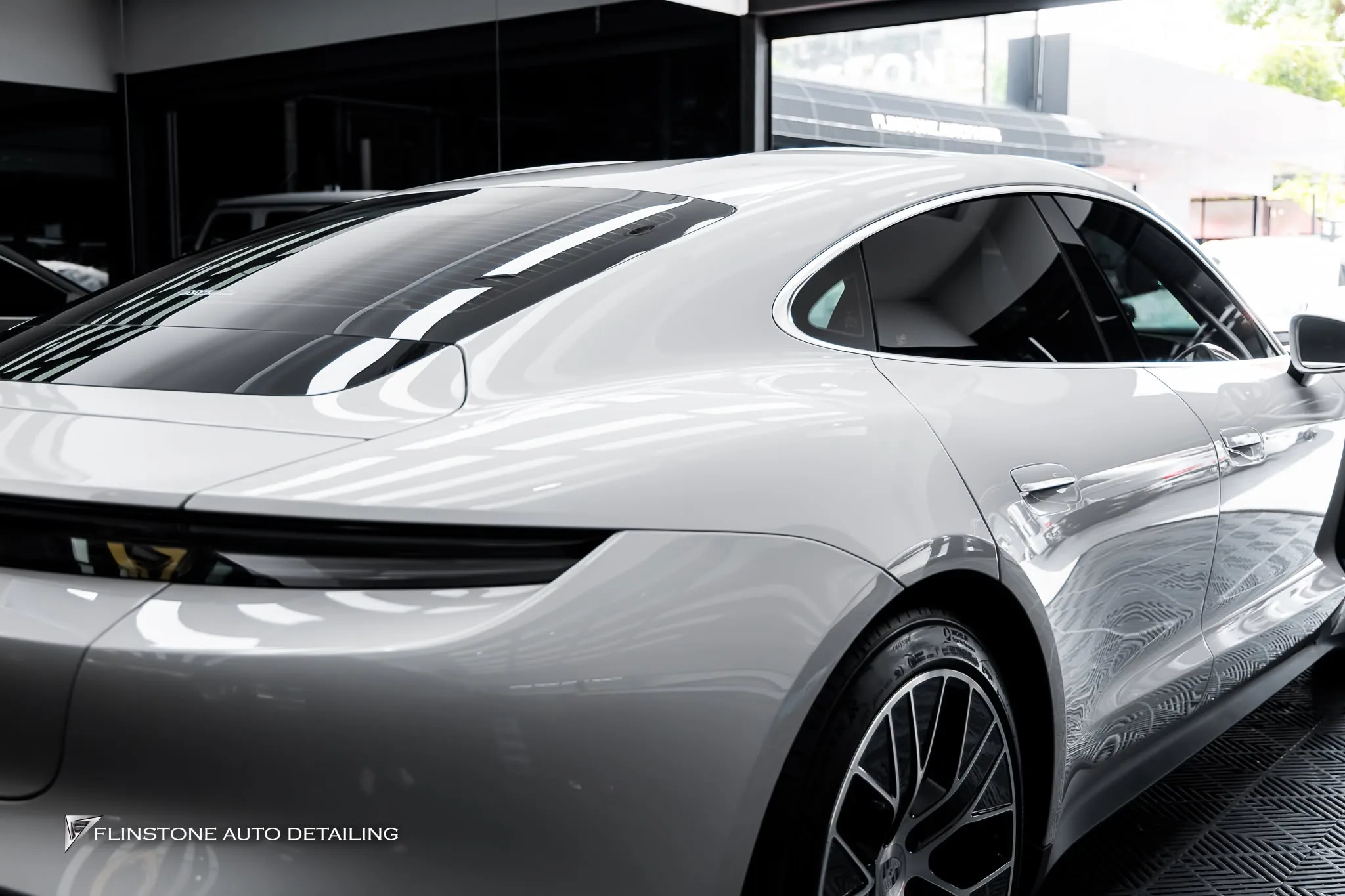 เปลี่ยนลุคใหม่พร้อมปกป้องขั้นสุด! PORSCHE Taycan Facelift