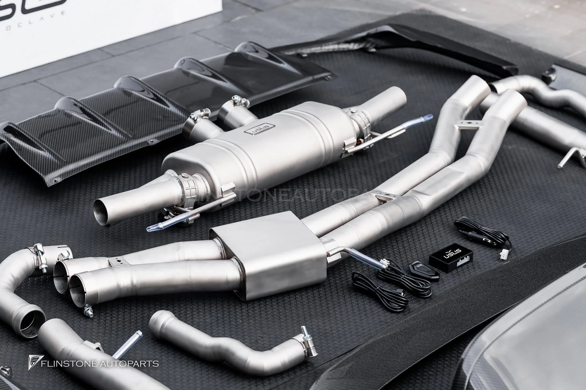 BENTLEY Bentayga เลือกติดตั้งชุดพาร์ทคาร์บอนจาก USUS Autoclave