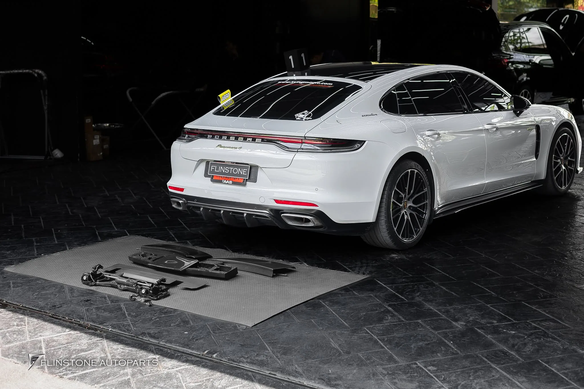 ติดตั้งสปอยเลอร์ท้ายคาร์บอน TURBO สำหรับ PORSCHE 971 Panamera