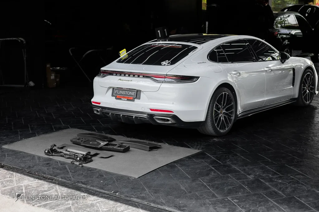 ติดตั้งสปอยเลอร์ท้ายคาร์บอน TURBO สำหรับ PORSCHE 971 Panamera