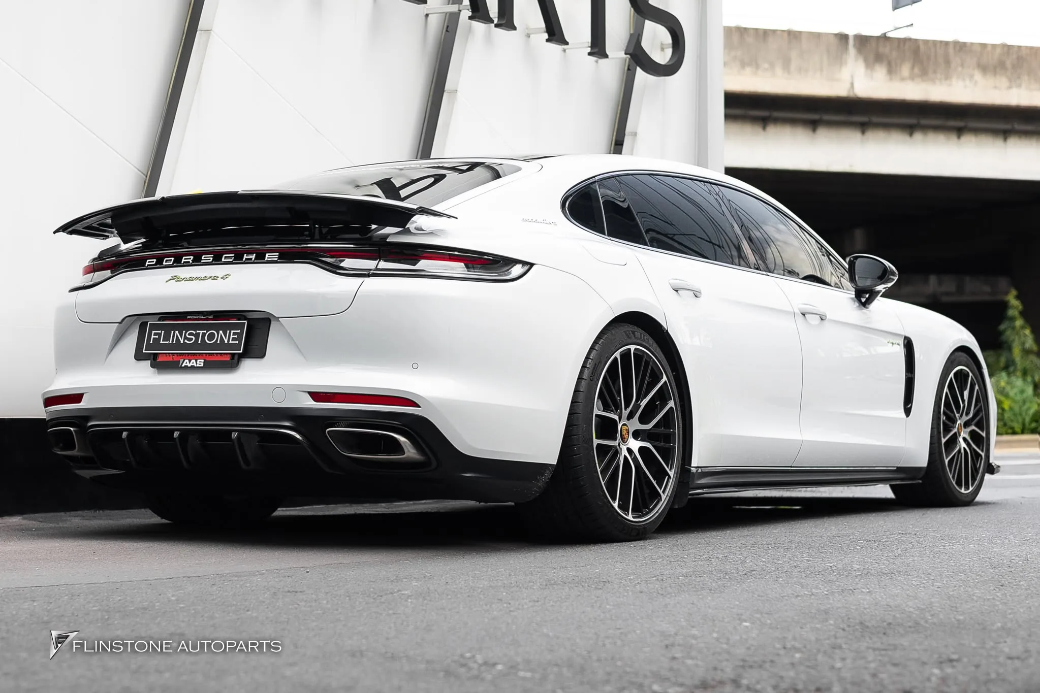ติดตั้งสปอยเลอร์ท้ายคาร์บอน TURBO สำหรับ PORSCHE 971 Panamera