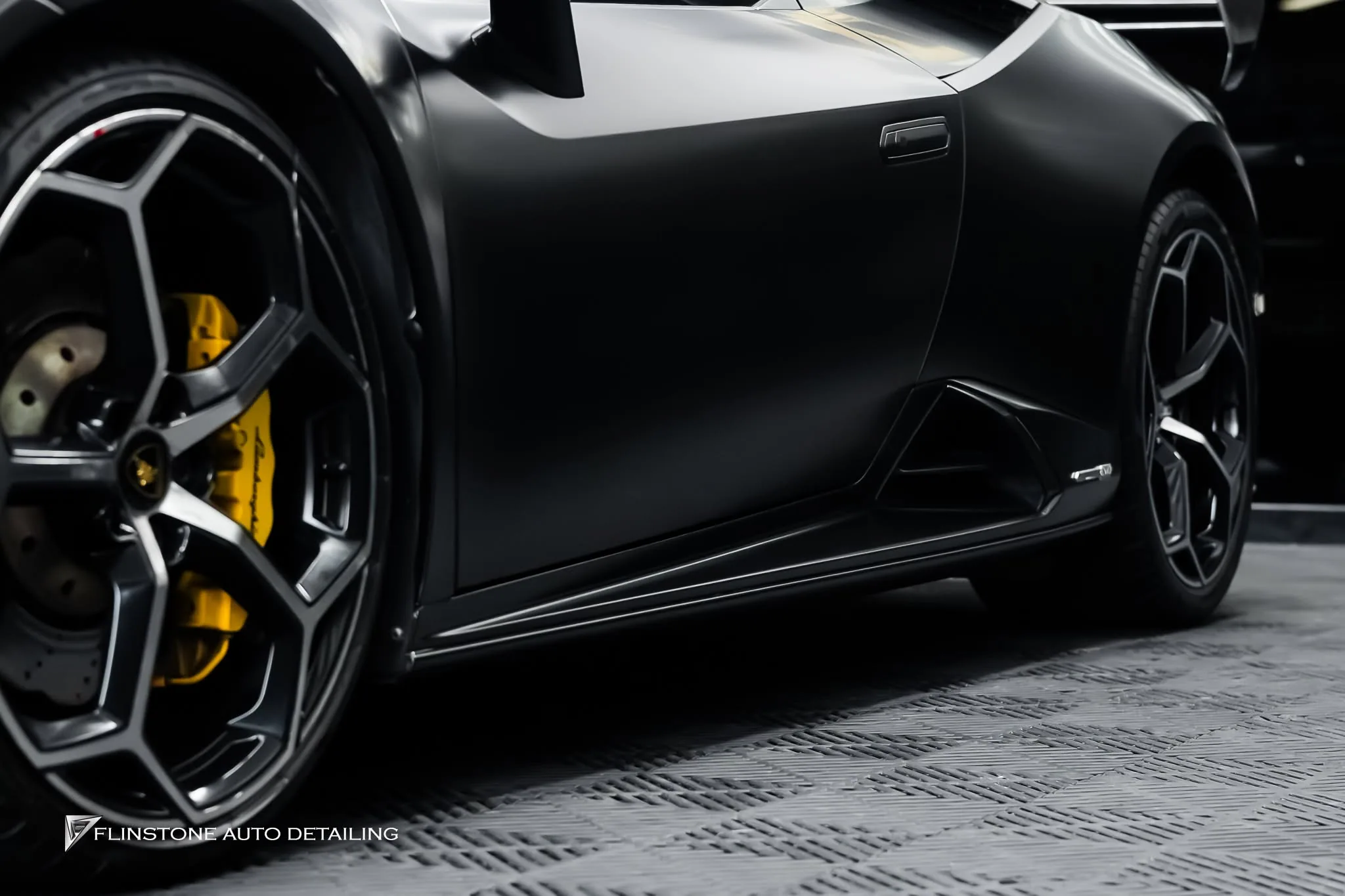 ติดฟิล์มสีกันรอยจาก DRESDENPROTECTION สำหรับ Lamborghini Huracan EVO