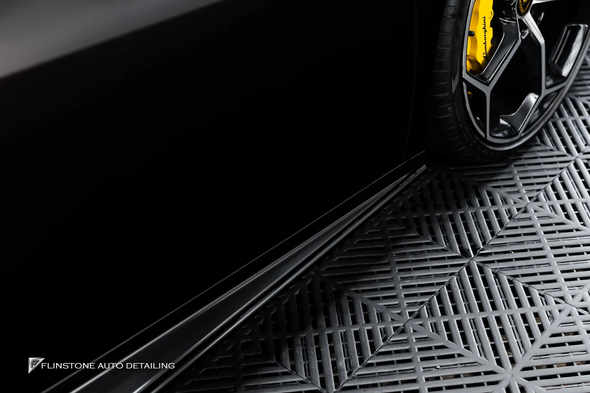 ติดฟิล์มสีกันรอยจาก DRESDENPROTECTION สำหรับ Lamborghini Huracan EVO