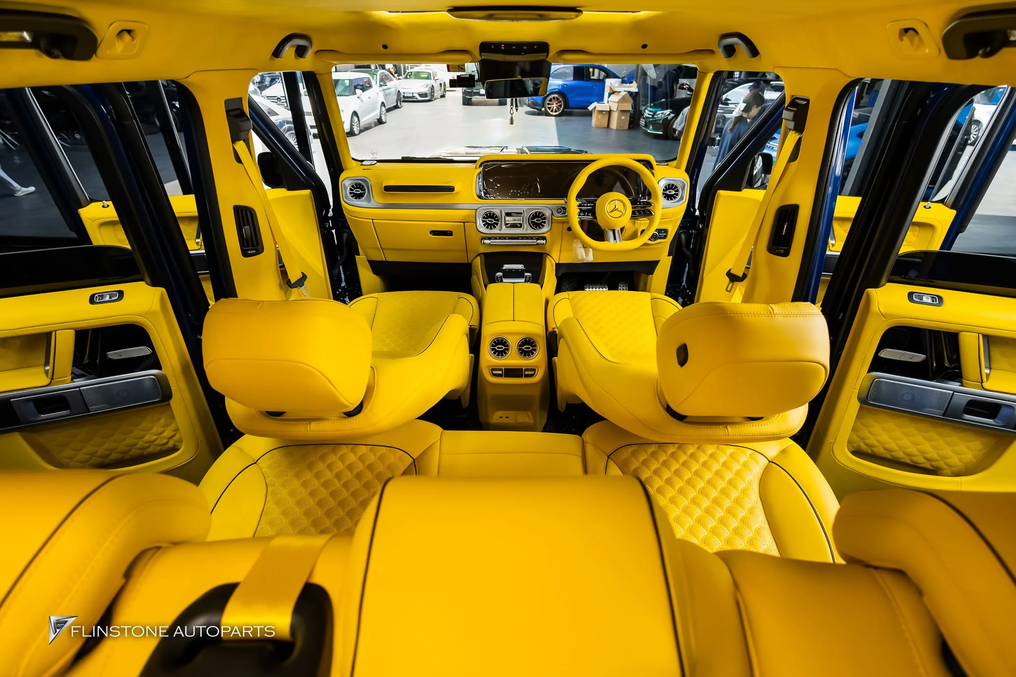 W465 G-Class 2025+ เปลี่ยนภายในเป็นสีเหลือง