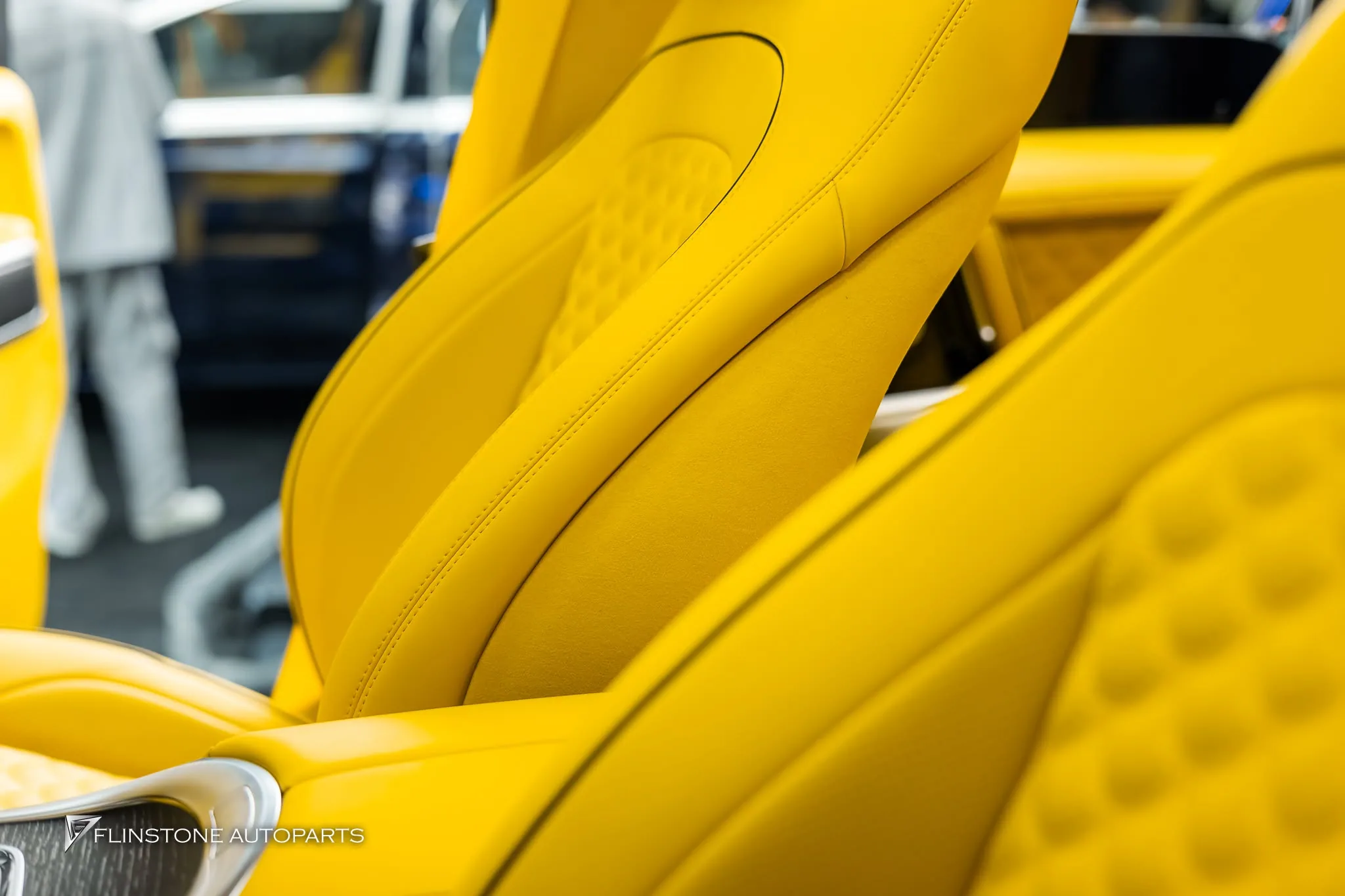 W465 G-Class 2025+ เปลี่ยนภายในเป็นสีเหลือง