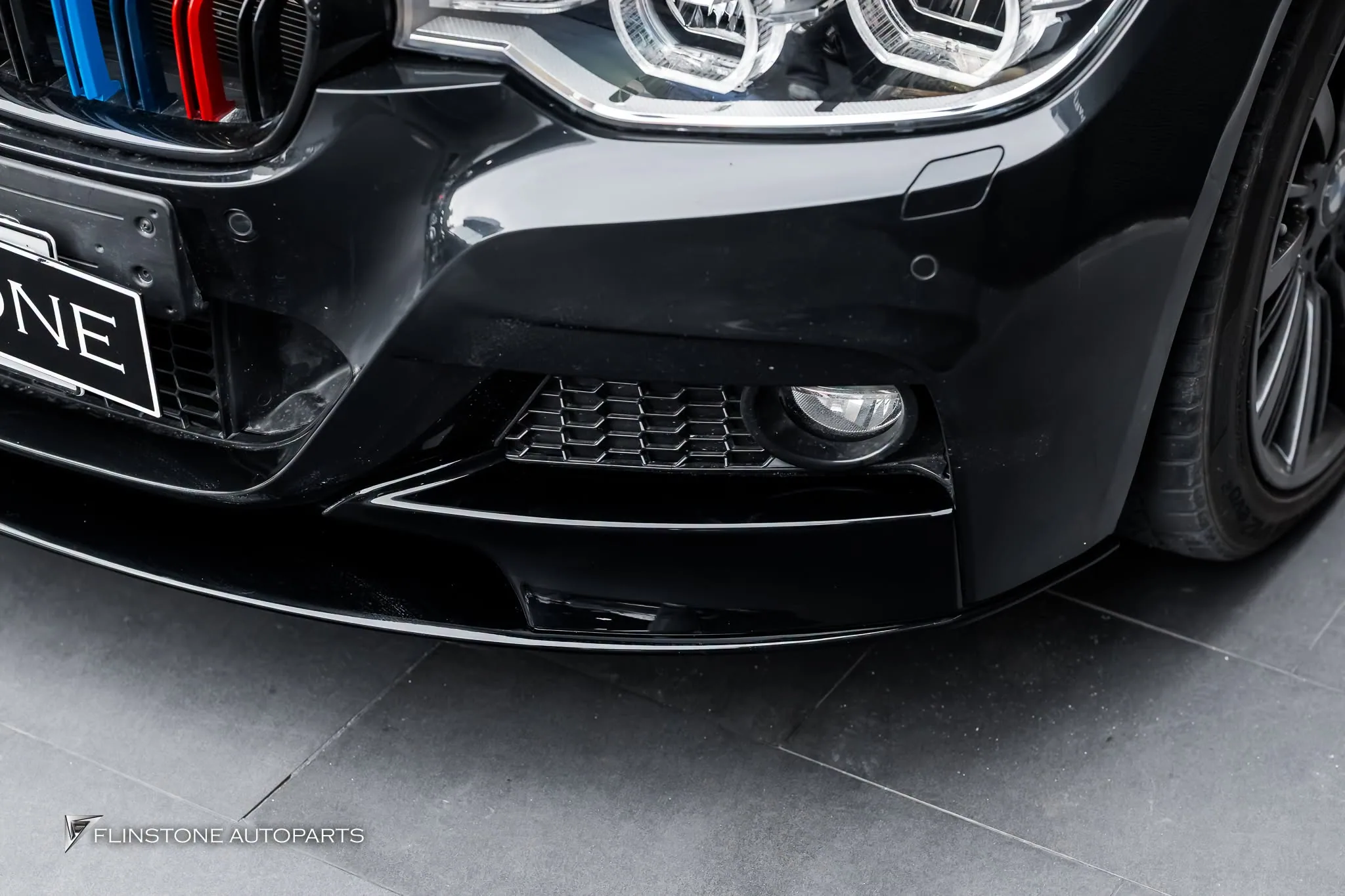 BMW F30 Series 3 ลิ้นหน้าทรง M Performance สีดำเงา