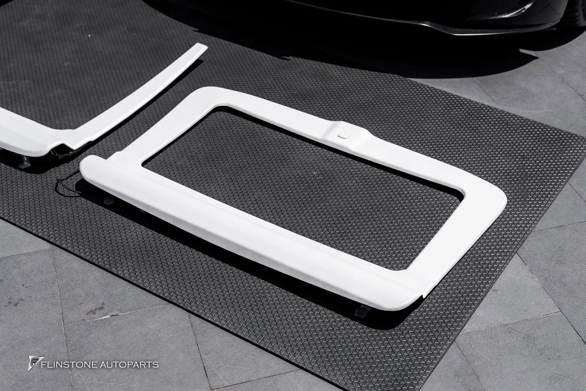 TESLA Model Y Juniper ติดตั้งม่านไฟฟ้า