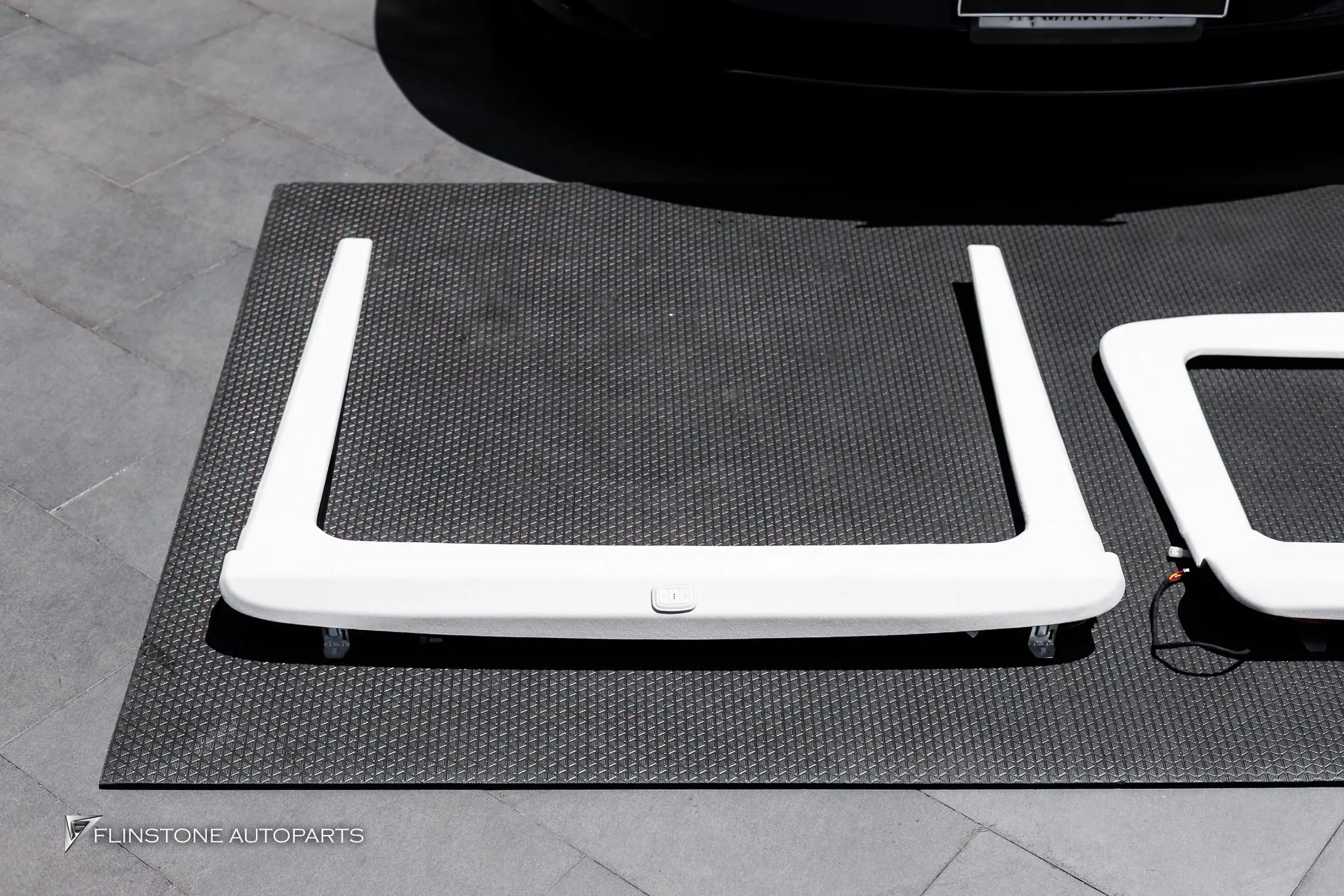 TESLA Model Y Juniper ติดตั้งม่านไฟฟ้า