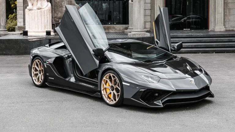 LAMBORGHINI REVUELTO