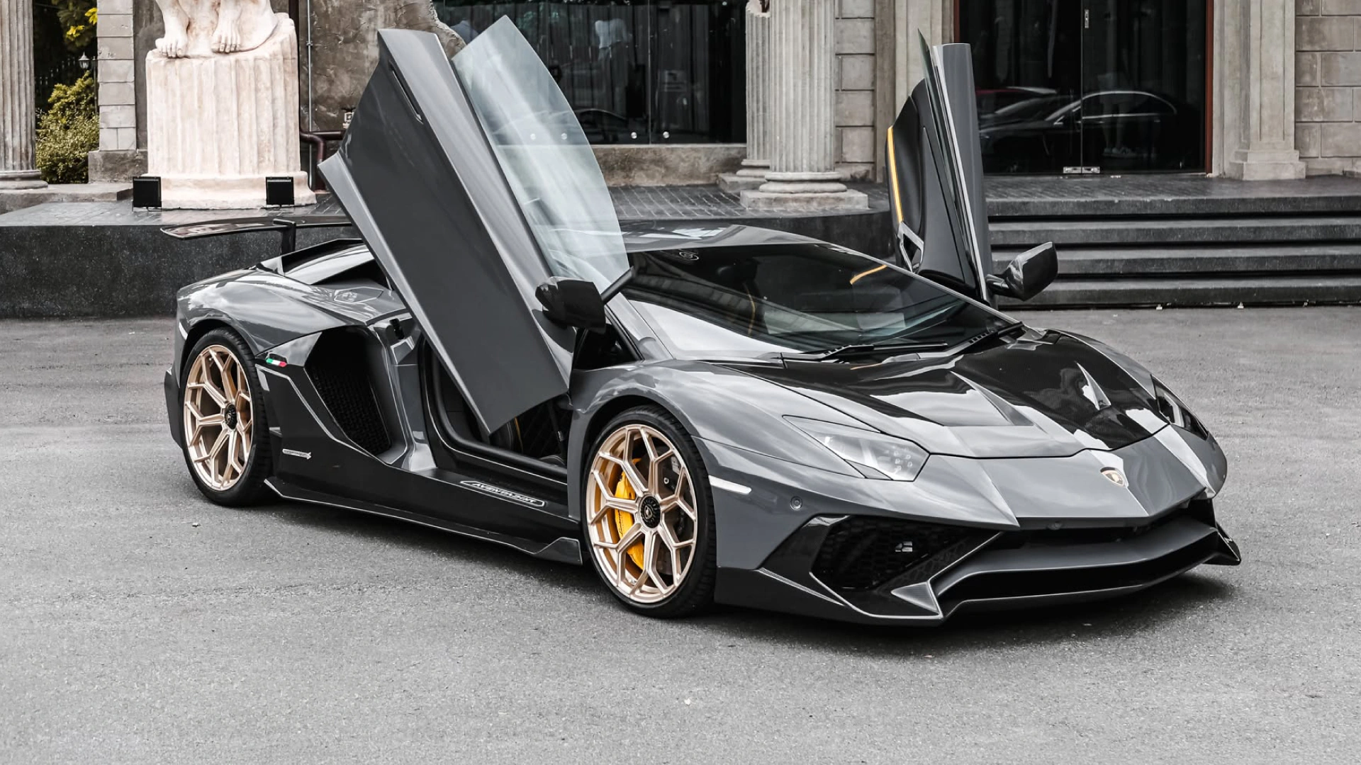 LAMBORGHINI AVENTADOR S
