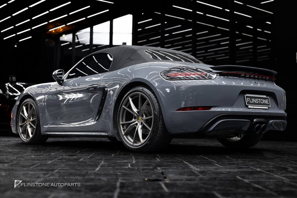 PORSCHE 718 Cayman เลือกติดตั้งแปเกรดชุดด้านหน้าเป็นแบบ Sport De