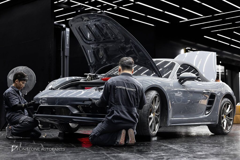 PORSCHE 718 Cayman เลือกติดตั้งแปเกรดชุดด้านหน้าเป็นแบบ Sport De