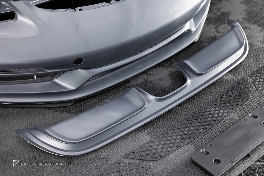 PORSCHE 718 Cayman เลือกติดตั้งแปเกรดชุดด้านหน้าเป็นแบบ Sport De