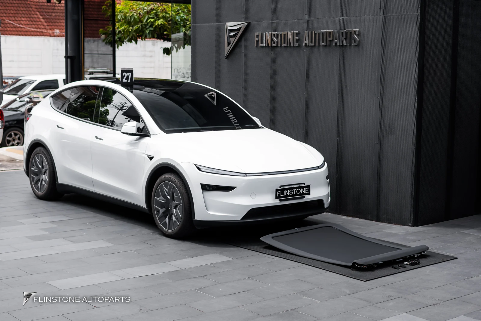 TESLA Model Y L ติดม่านไฟฟ้า พร้อมหลังคาดาว