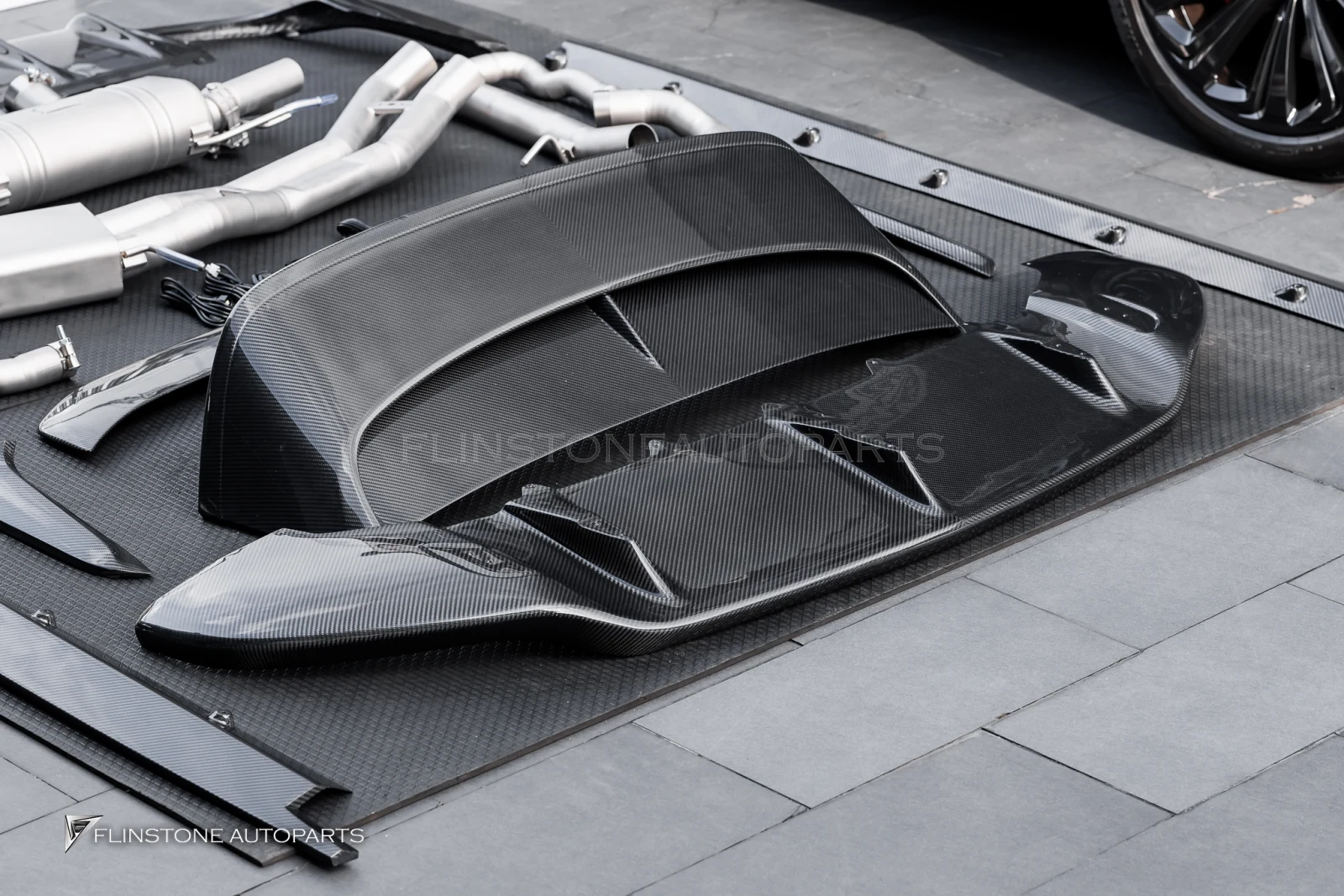 BENTLEY Bentayga chose a carbon parts kit from USUS Autoclave