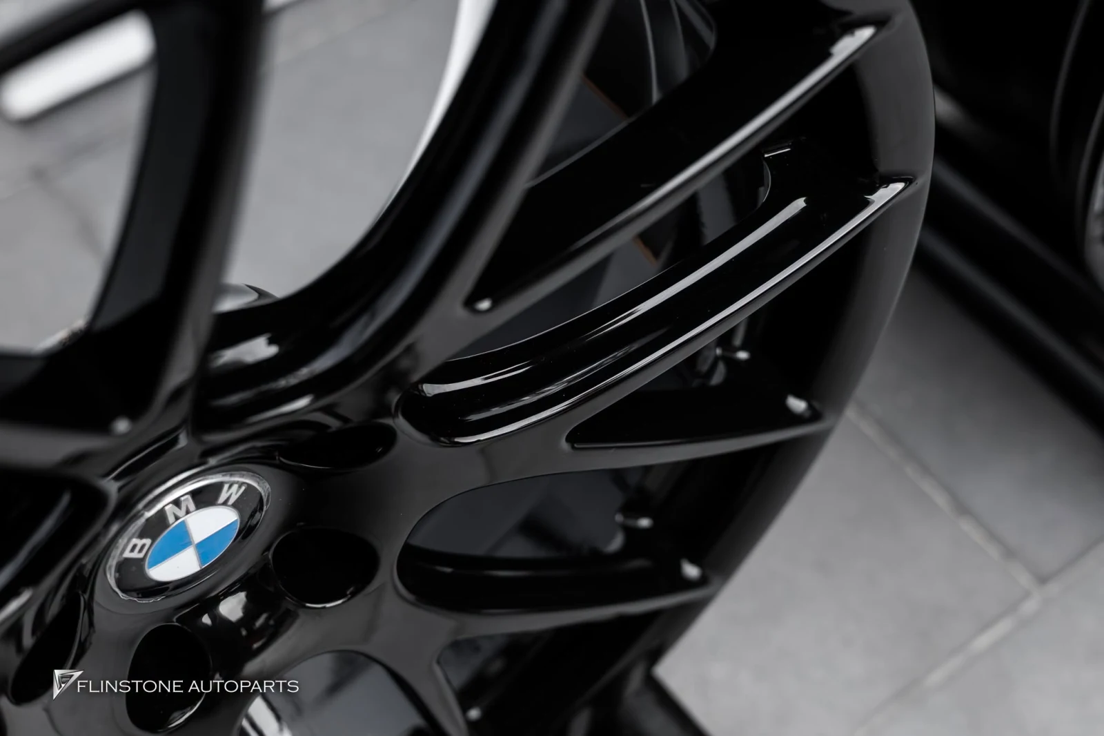 BMW i5 G60 准备安装全车套件，款式为 G90 M5