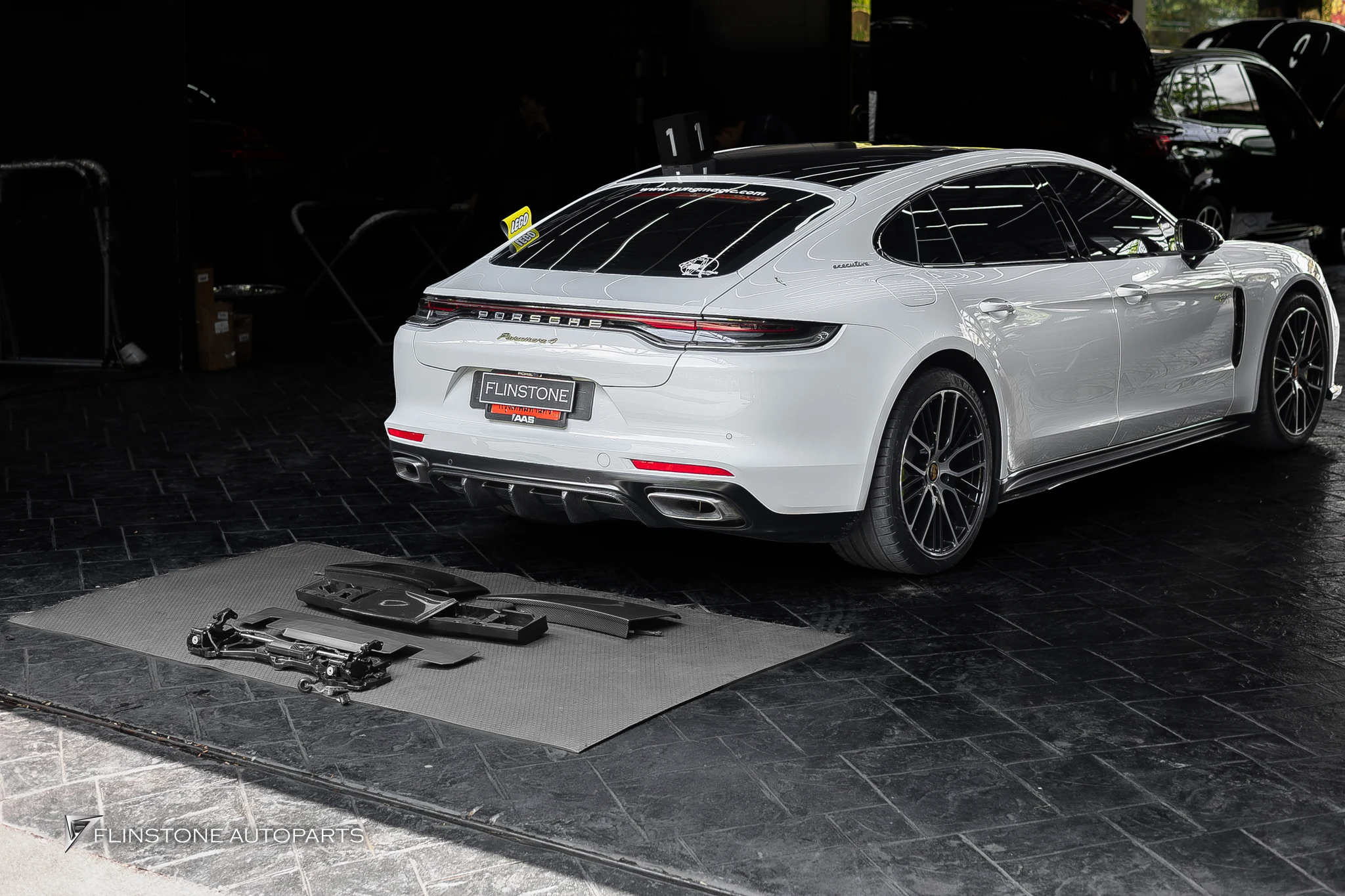 ติดตั้งสปอยเลอร์ท้ายคาร์บอน TURBO สำหรับ PORSCHE 971 Panamera