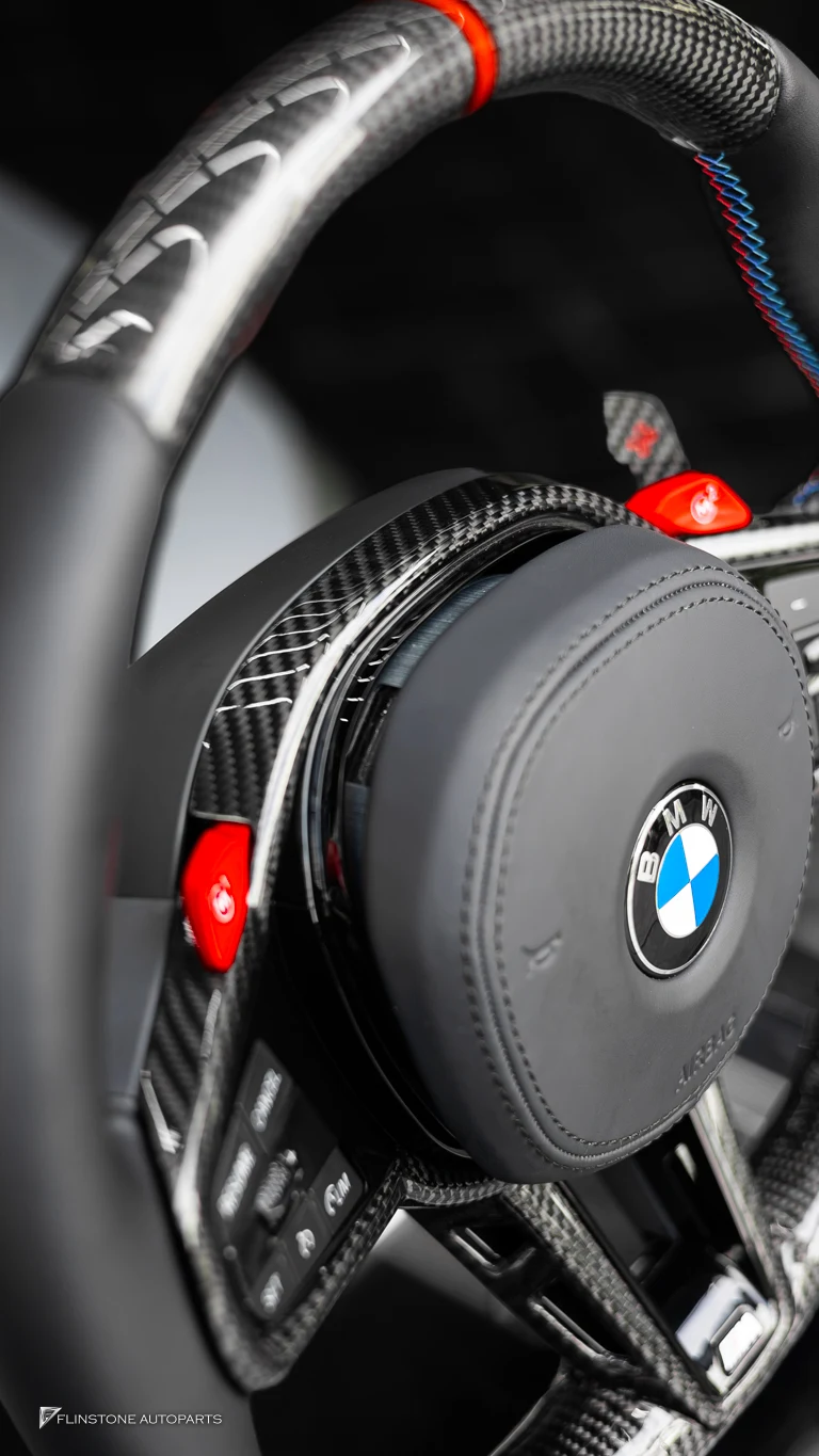 BMW F10 Series 5 方向盘更换为最新款，来自 BMW