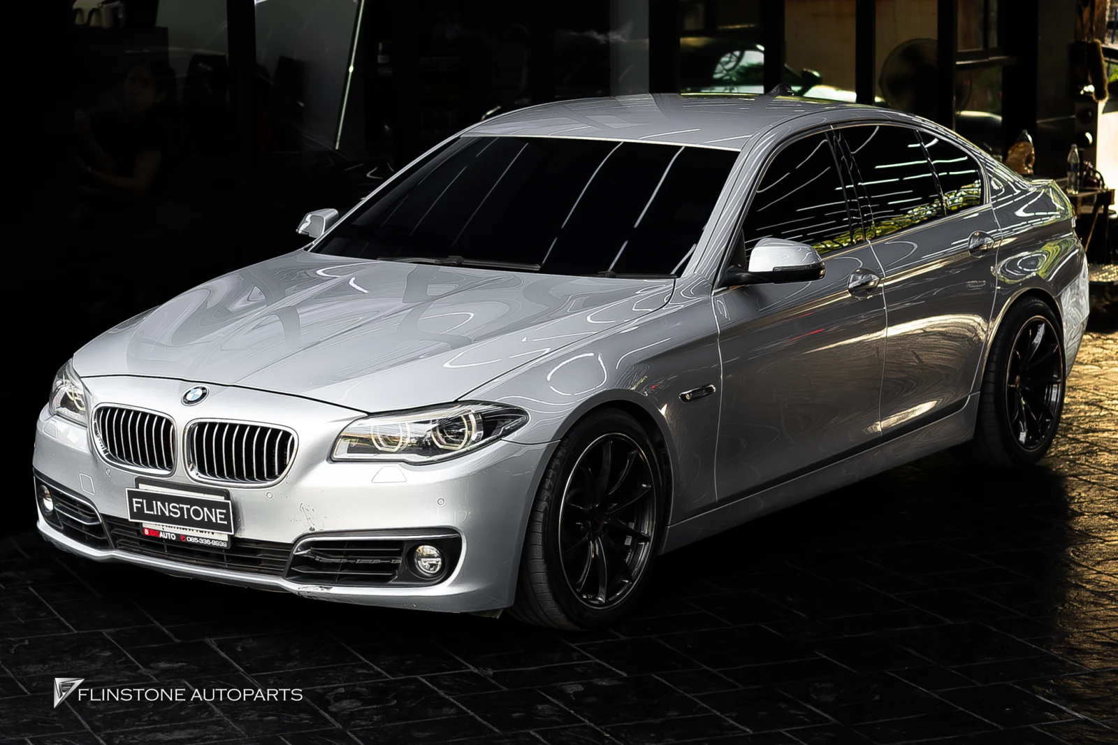 BMW F10 Series 5 方向盘更换为最新款，来自 BMW