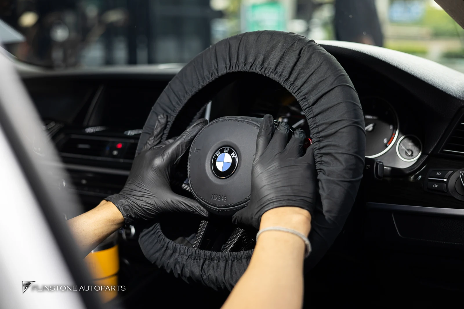BMW F10 Series 5 方向盘更换为最新款，来自 BMW